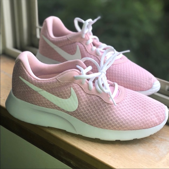 Women’s light pink nike running shoes - Picture 1 of 3